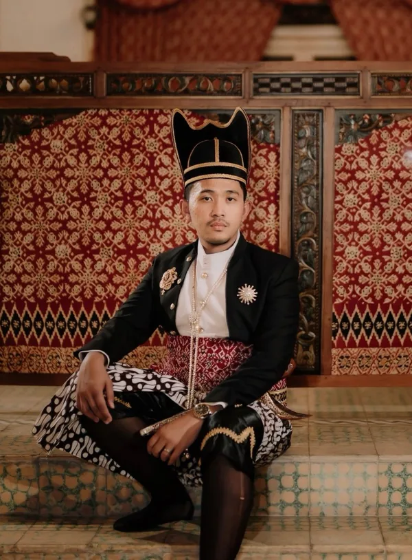 Andrian berbusana adat Jawa